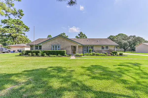 803 Greenbriar Avenue, Friendswood, TX 77546