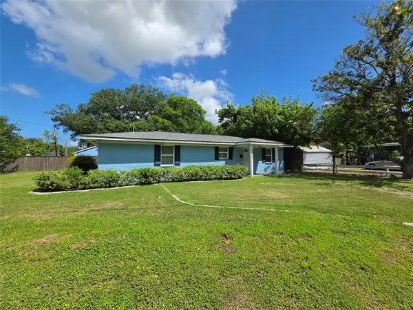 305 Miles Road, Bacliff, TX 77518