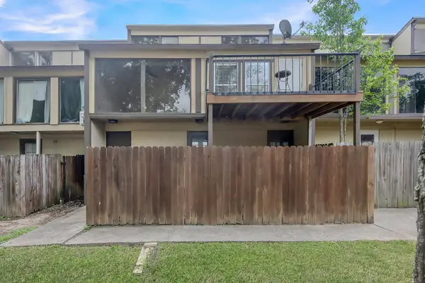 18 Lakeway St #18, Panorama Village, TX 77304