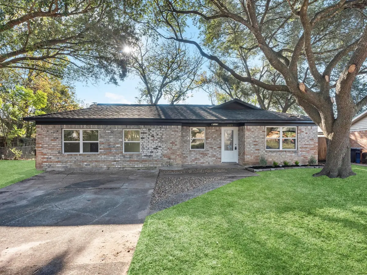 609 Debbie Lane, Alvin, TX 77511 - Image #1