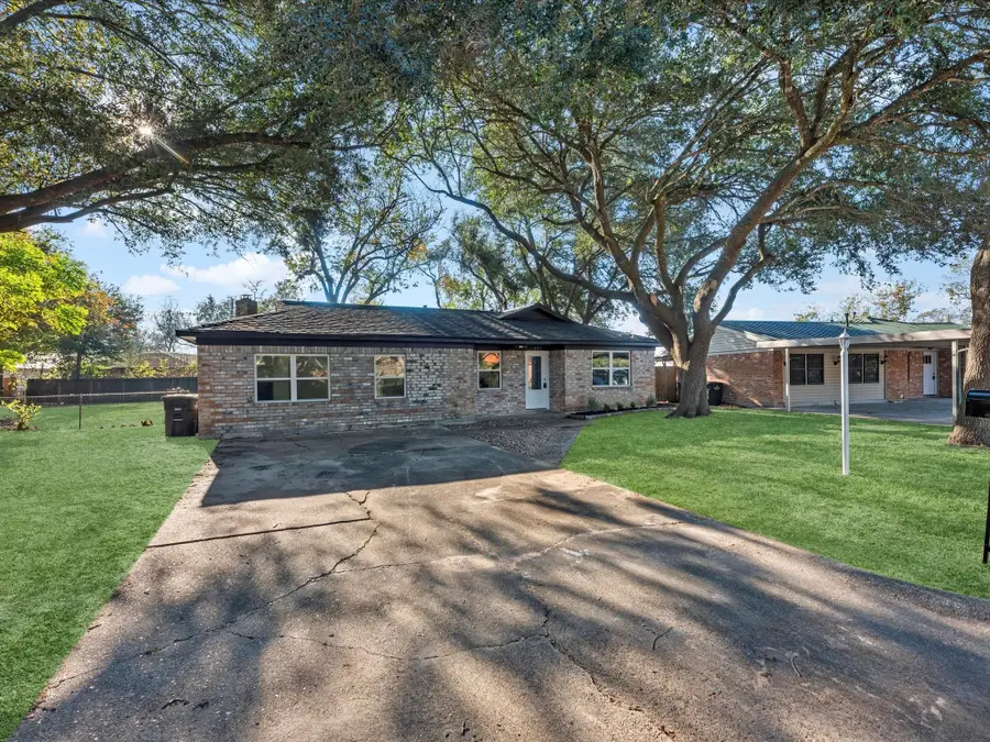 609 Debbie Lane, Alvin, TX 77511 - Image #2