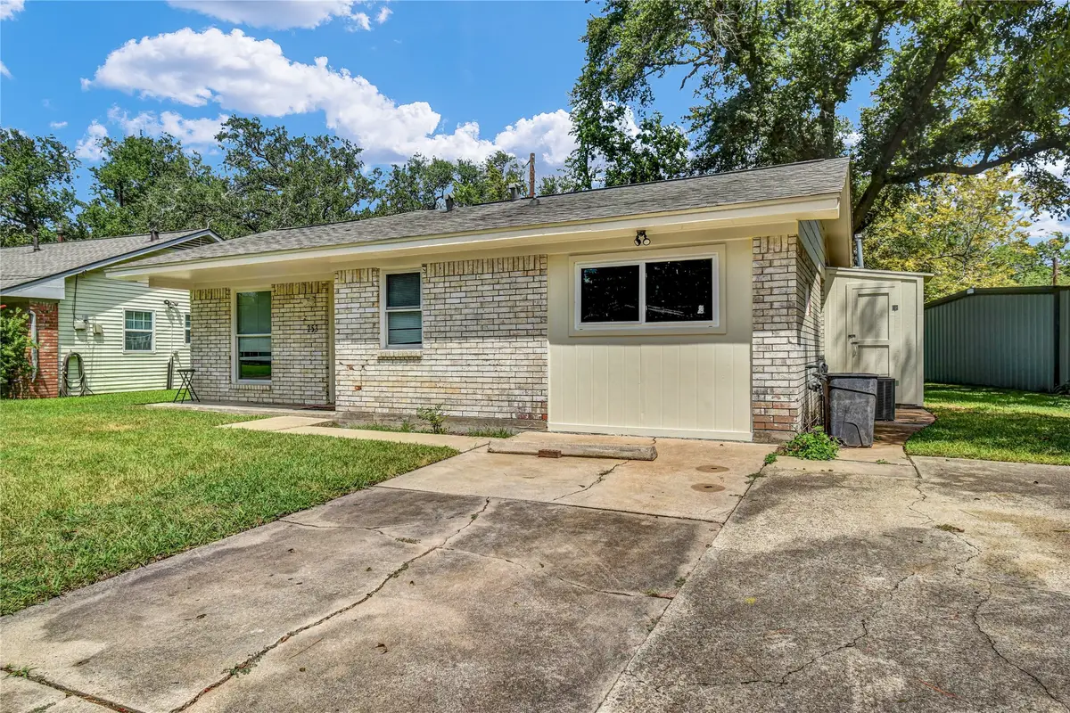 253 N Shanks Street, Clute, TX 77531 - #1
