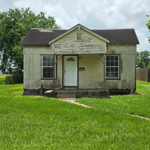 213 W Jackson Street, West Columbia, TX 77486