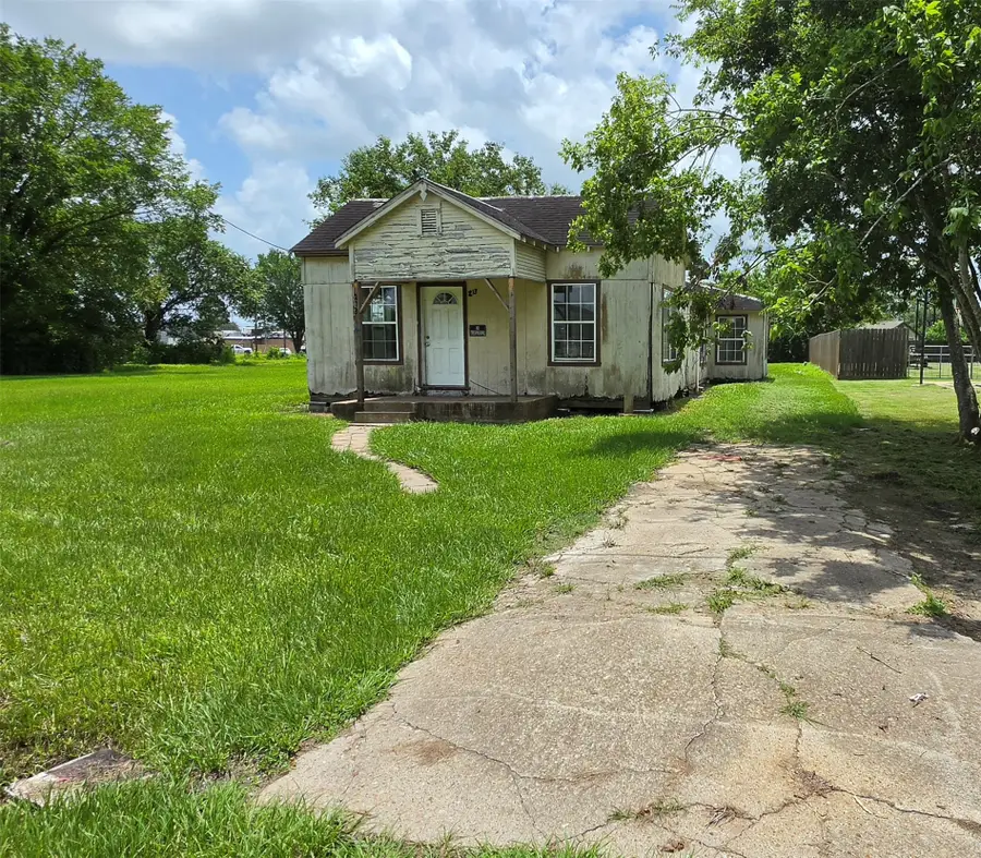 213 W Jackson Street, West Columbia, TX 77486 - #2