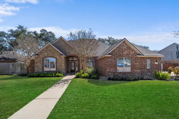 1012 Enchanted Oaks Drive, Angleton, TX 77515