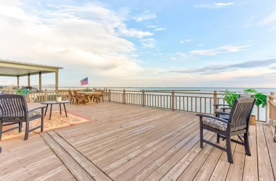 423 Hana Drive, Tiki Island, TX 77554 - #2
