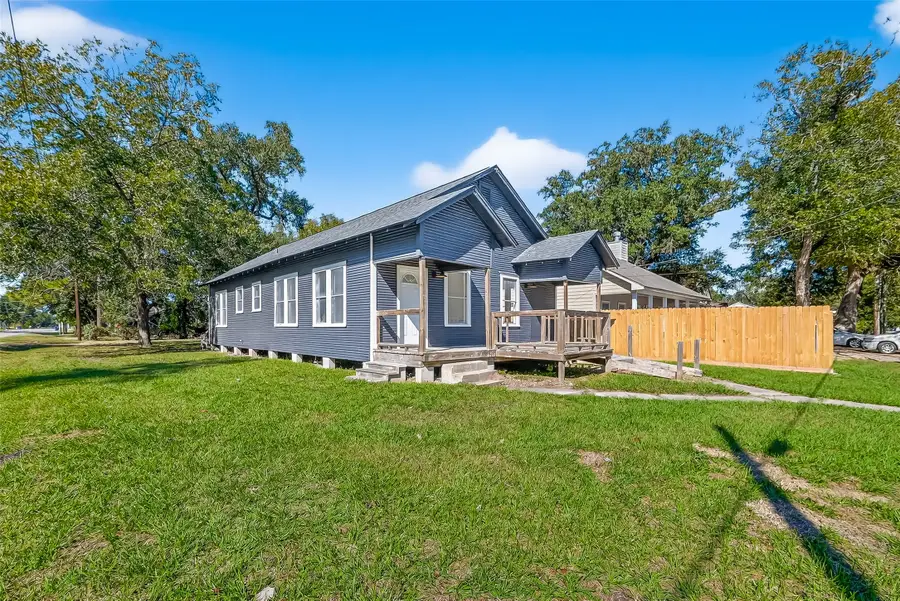 301 E 3rd Street E, Sweeny, TX 77480 - Image #2