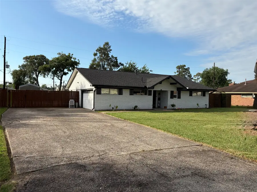 211 Staples Drive, Baytown, TX 77523 - #3