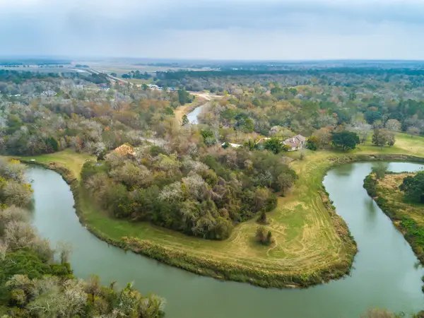 1550 Chocolate Bayou Drive, Alvin, TX 77511