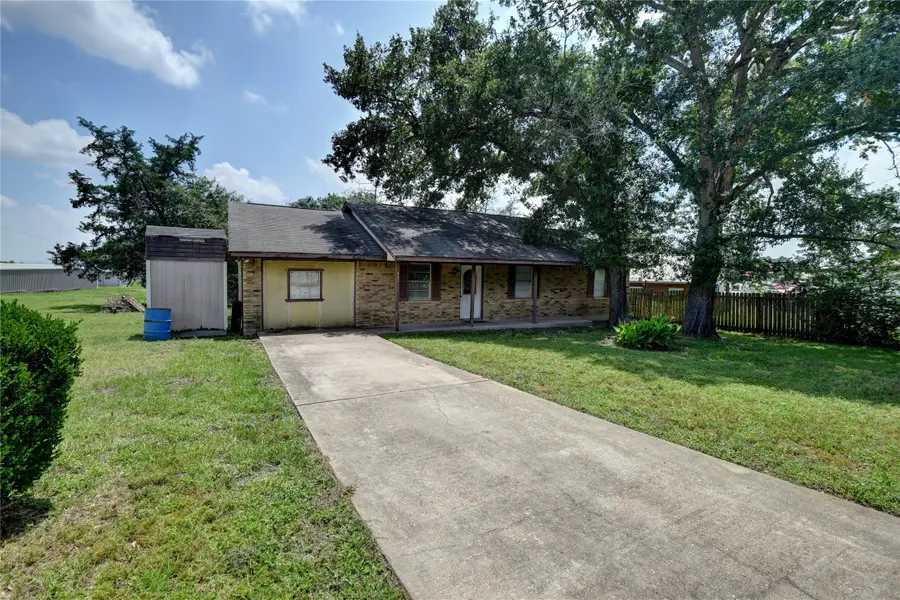 921 E 3rd Street, Bellville, TX 77418 - #2
