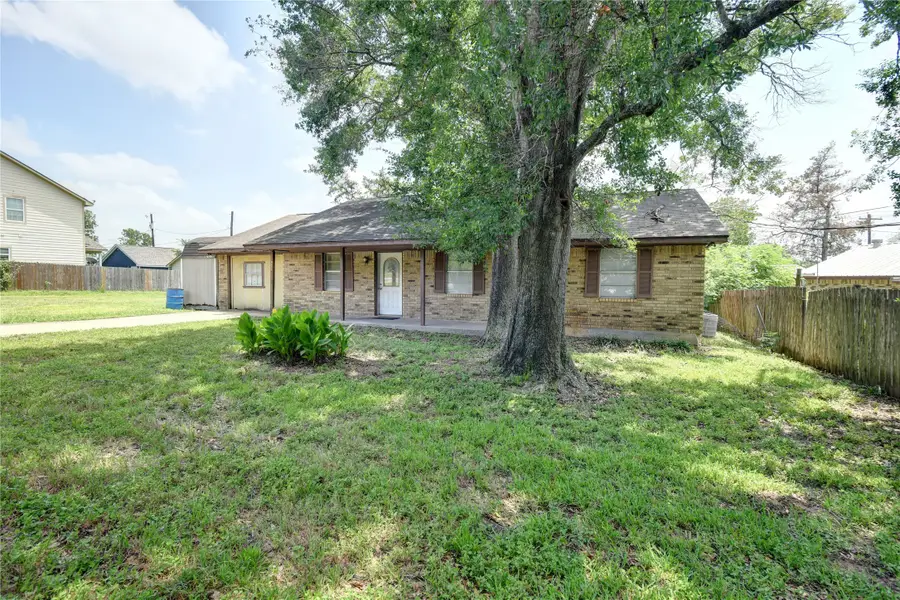921 E 3rd Street, Bellville, TX 77418 - #3