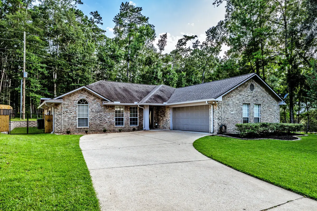 1977 Greentree Drive, Huntsville, TX 77340 - Image #1