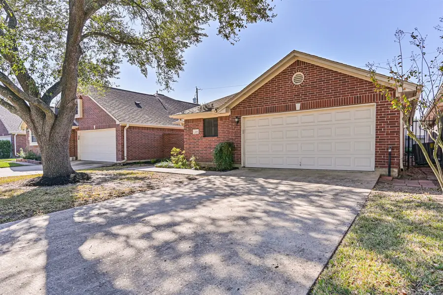 208 Live Oak Lane, Friendswood, TX 77546 - Image #3