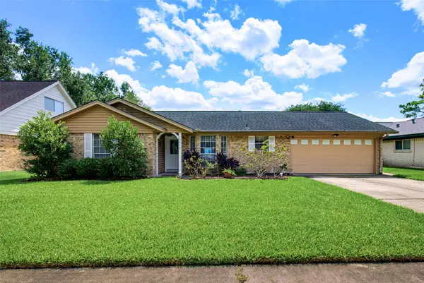 1912 Winding Creek Drive, Pearland, TX 77581