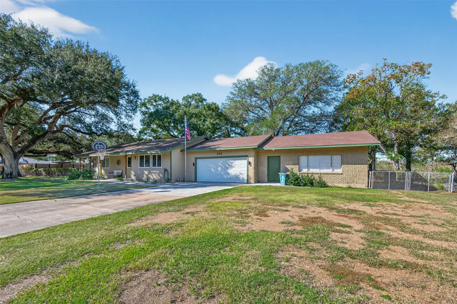 204 King Dr, Columbus, TX 78934 - Image #2