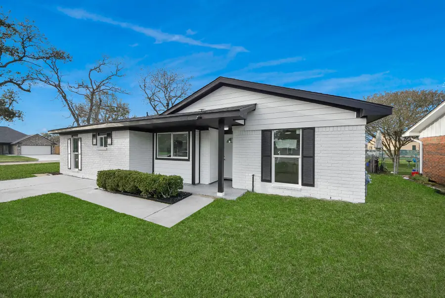 101 Talisman Street, Lake Jackson, TX 77566 - #2