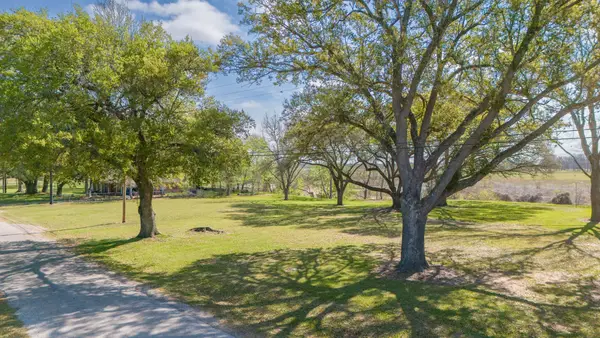 160 Burford Street, Columbus, TX 78934