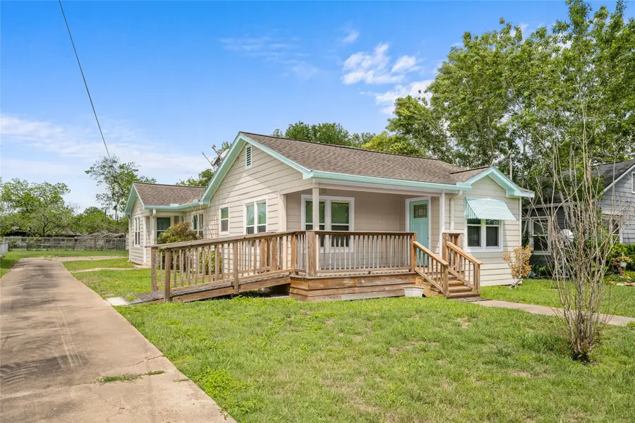 405 N College Street, Weimar, TX 78962 - #3