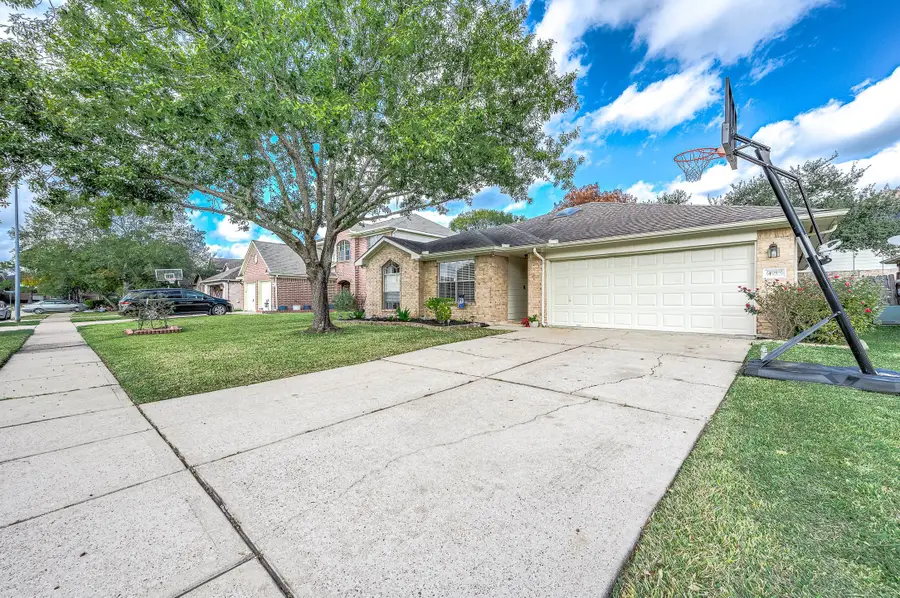 4959 Sentry Woods Lane, Pearland, TX 77584 - Image #2
