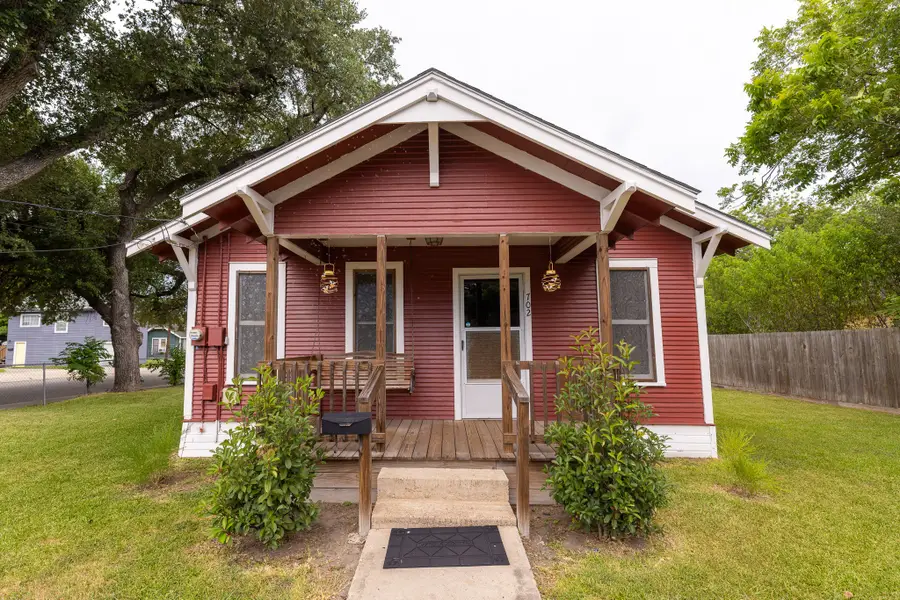 702 E Colorado Street, Victoria, TX 77901 - #2