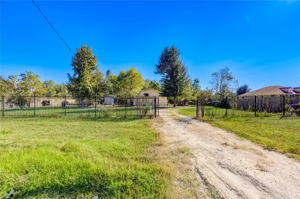 910 County Road 3556, Cleveland, TX 77327