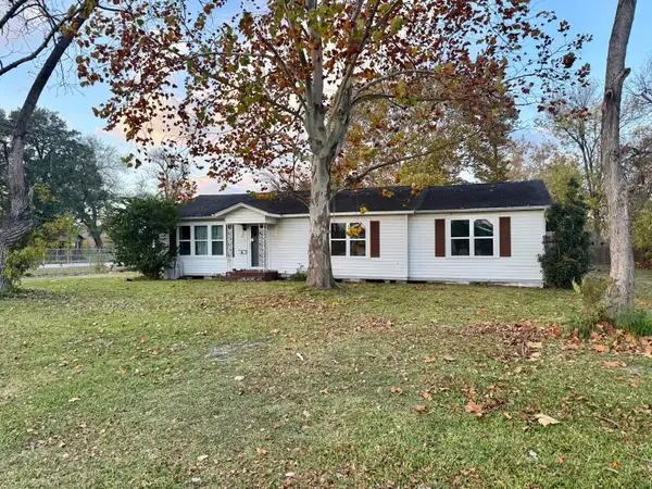 700 E Wallisville Road, Highlands, TX 77562