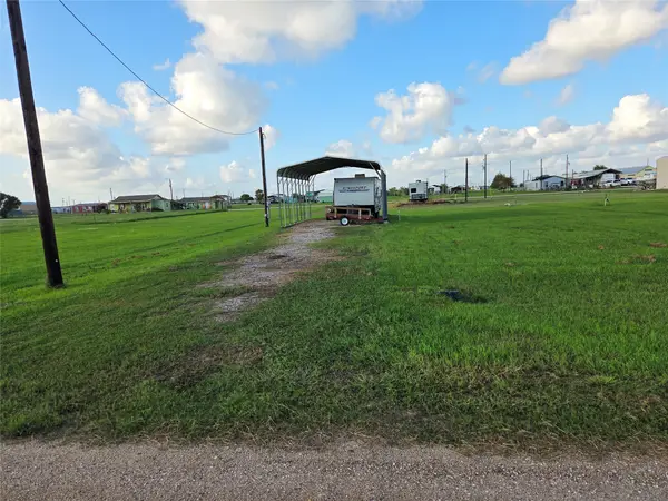 188 Coral Ln, Palacios, TX 77465
