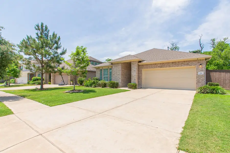 208 Timber Grove Court, Clute, TX 77531 - Image #2