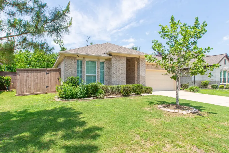 208 Timber Grove Court, Clute, TX 77531 - Image #3