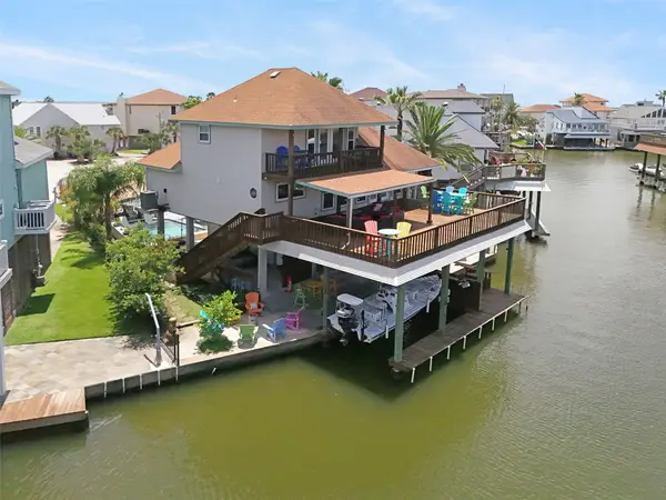 207 Easterly Drive, Tiki Island, TX 77554