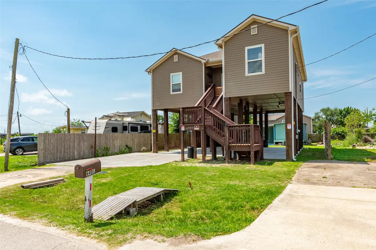 6901 Schlitz Lane, Hitchcock, TX 77563 - Image #1