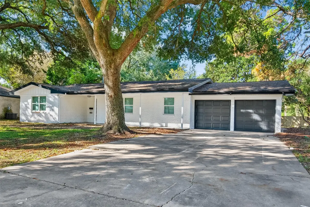 105 Longridge Drive, La Marque, TX 77568 - Image #1