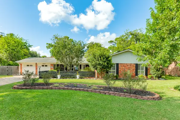 107 Hyacinth Street, Lake Jackson, TX 77566