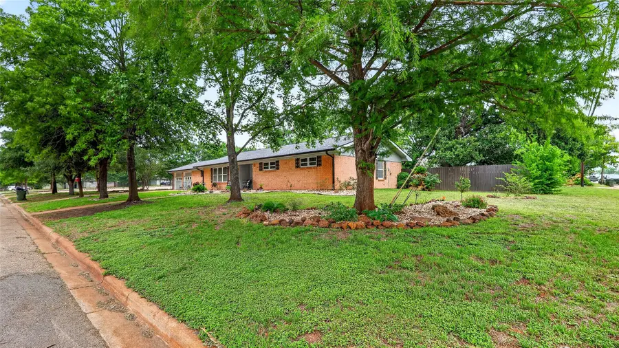 405 N Main Street, Franklin, TX 77856 - #2