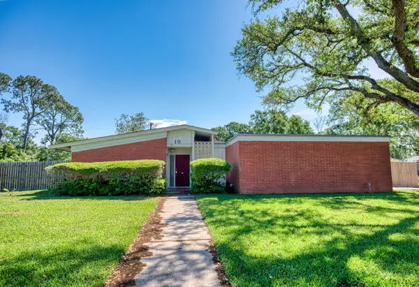 10 Palm Place, Angleton, TX 77515