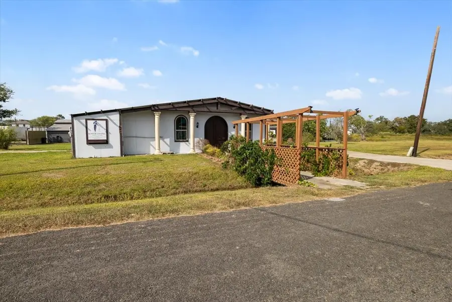 311 Bayside Drive, Anahuac, TX 77514 - Image #2