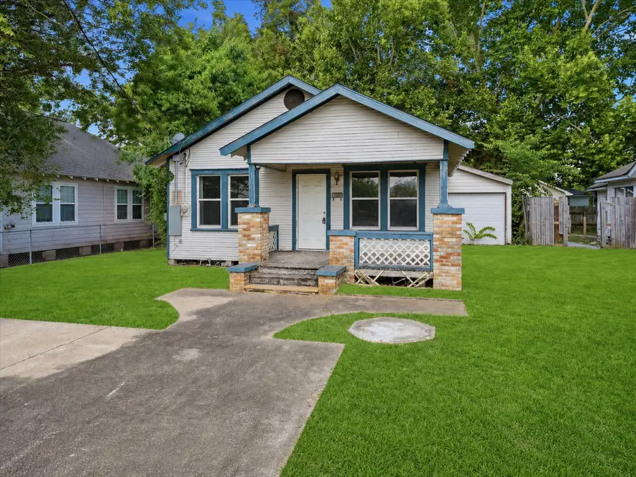 202 S Magnolia Street, Highlands, TX 77562 - #2