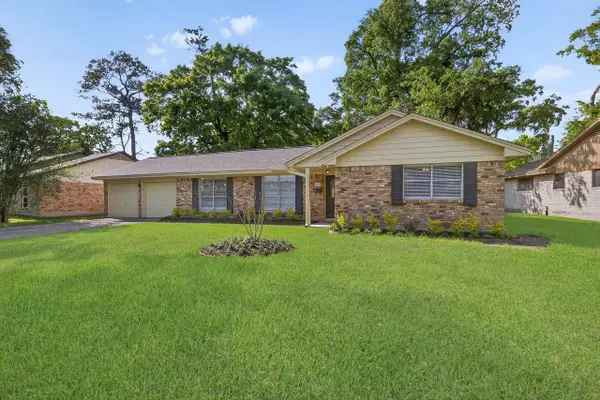 202 Oak Hollow Street, Conroe, TX 77301