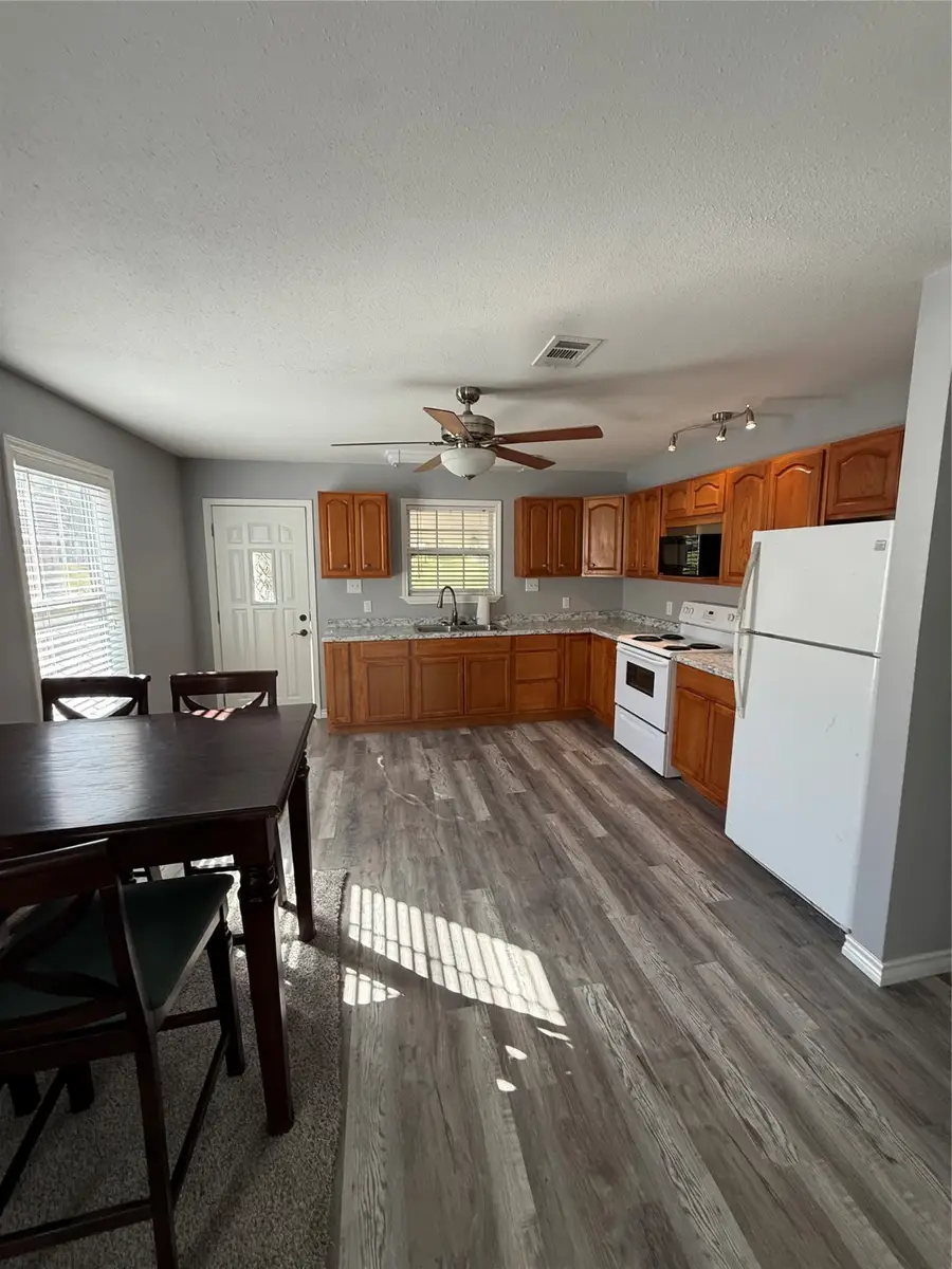 211 N Frances Avenue, Shepherd, TX 77371 - Image #3