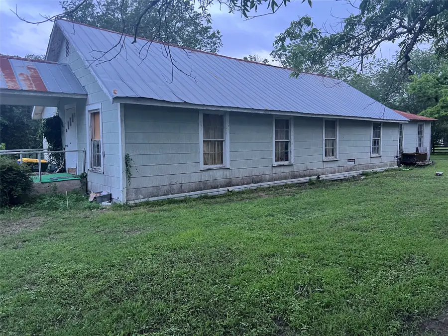 1121 N College Street, Gonzales, TX 78629 - #2
