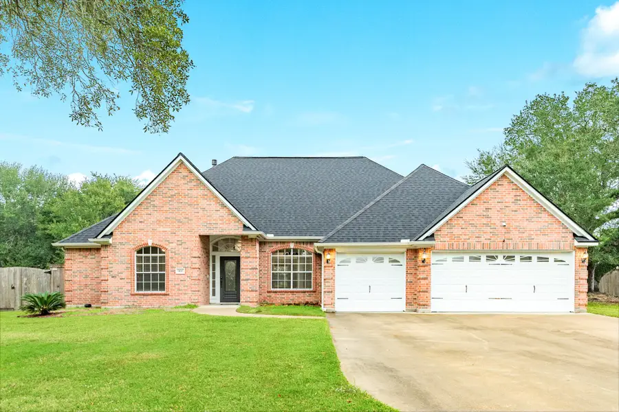 900 Enchanted Oaks Drive, Angleton, TX 77515 - Image #2
