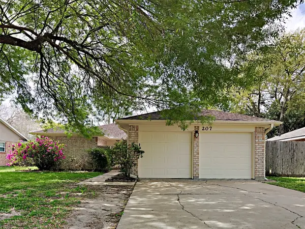 207 Oakwood Street, League City, TX 77573