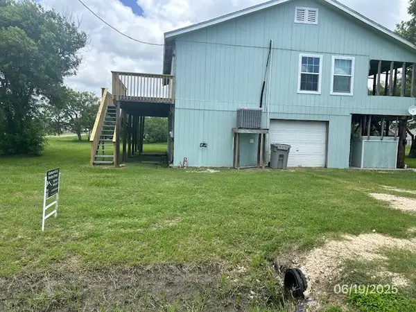 501 S 15th Street, Seadrift, TX 77983