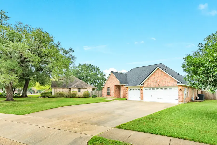 900 Enchanted Oaks Drive, Angleton, TX 77515 - #2