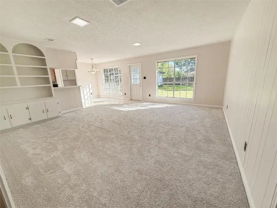 104 Iris Street, Lake Jackson, TX 77566 - Image #2