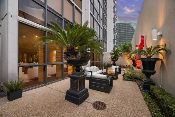 5001 Woodway #103, Houston, TX 77056