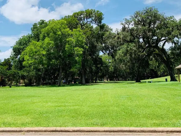 2200 Sunset Oaks Drive, West Columbia, TX 77486