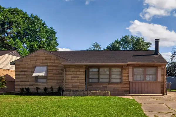 920 Nottingham Drive, Angleton, TX 77515