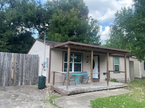 918 Maple Street, Clute, TX 77531