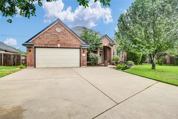 123 Jamestown Avenue, Clute, TX 77531